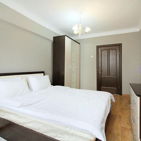 Spacious Central Apartment Алматы Экстерьер фото