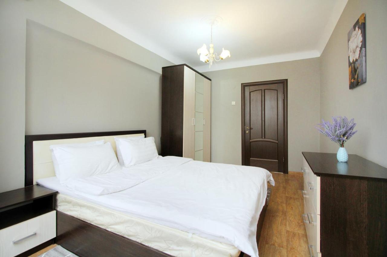 Spacious Central Apartment Алматы Экстерьер фото